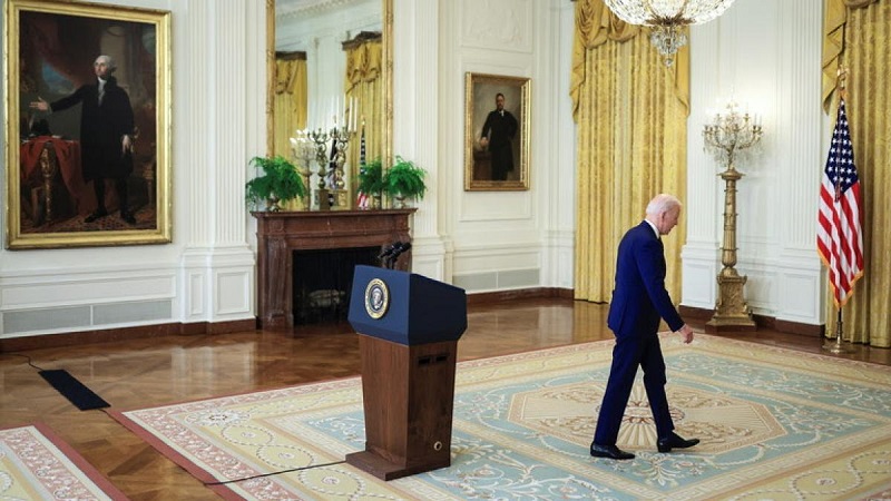 Президент США Джо Байден покидает зал после выступления с речью о России в Восточном крыле Белого дома, Вашингтон, округ Колумбия, 15 апреля 2021 г.