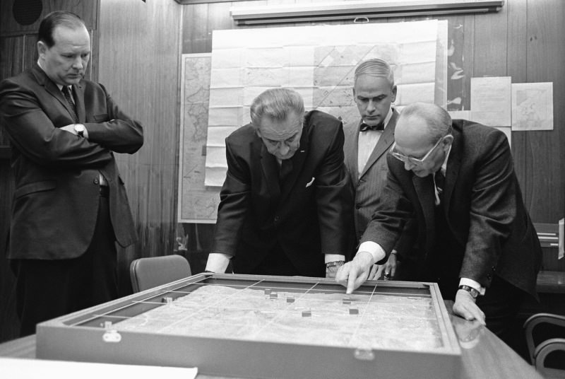 Уолт Уитмен Ростоу, преемник Макджорджа Банди на посту советника по национальной безопасности, показывает президенту Линдону Джонсону модель области Кхесань 15 февраля 1968 года.