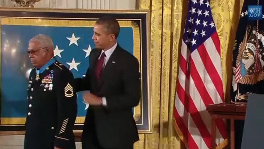 Фотография говорит очень о многом – Барак Обама выглядит не в своей тарелке рядом с этим героем.
