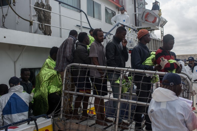 Мигранты, прибывшие из Ливии, высаживаются на Станции Помощи Мигрантам с судна «Феникс» 20 мая 2017 в Трапани (Сицилия), Италия.