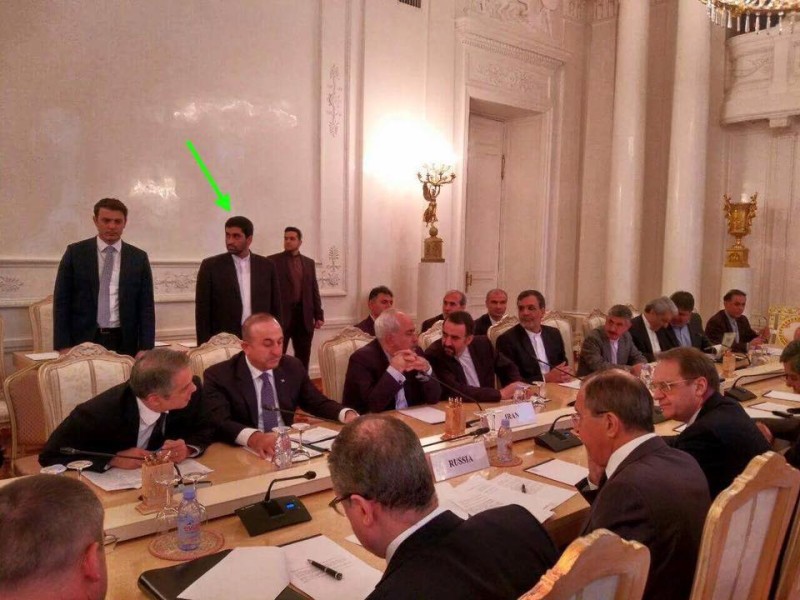 Во время встречи в Москве охранник министра иностранных дел Ирана следит за охранником министра иностранных дел Турции.
