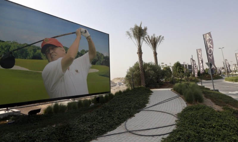 Плакат в Международном гольф-клубе Трампа в Дубае. Photo: AFP / Камир Сахиб.