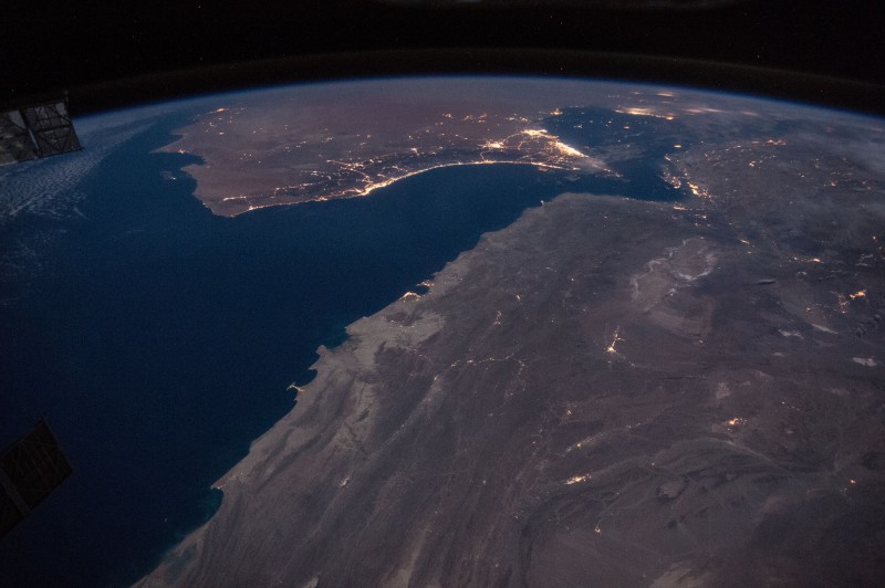 Ночной вид побережья Омана, в том числе и Ормузского пролива.