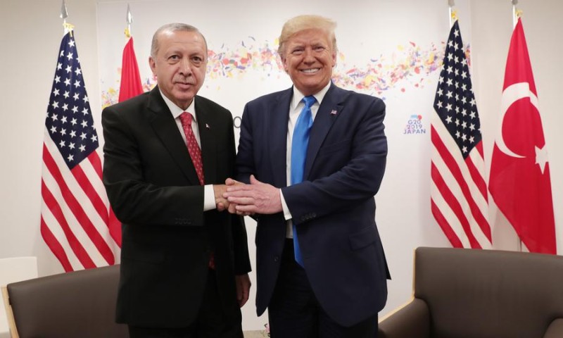 Президент Турции Реджеп Тайип Эрдоган (слева) обменивается рукопожатием с президентом США Дональдом Трампом в Осаке, Япония, 29 июня 2019 года. Теперь Трамп дал Эрдогану зелёный свет на операцию в Сирии. Фото: АФП / Мурат Сетинмухардар / агентство «Анадол
