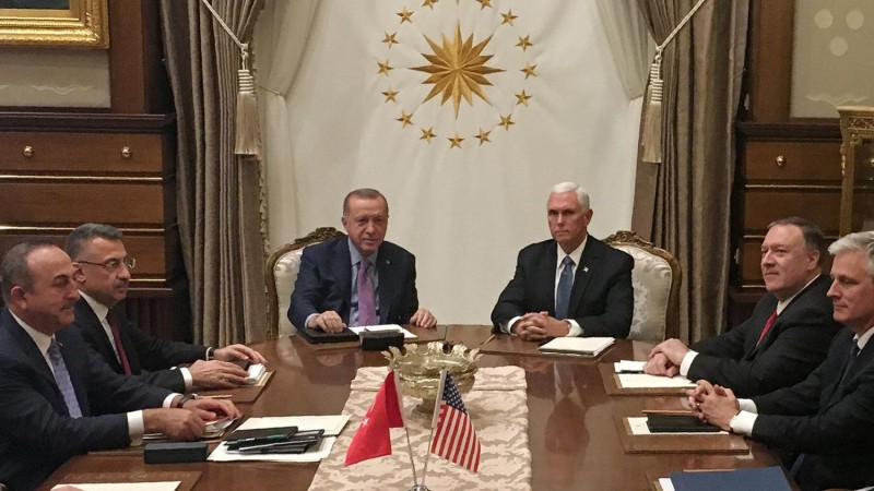 Президент Турции Реджеп Эрдоган  и вице-президент США Майк Пенс  на встрече в Анкаре 17 октября 2019 года.