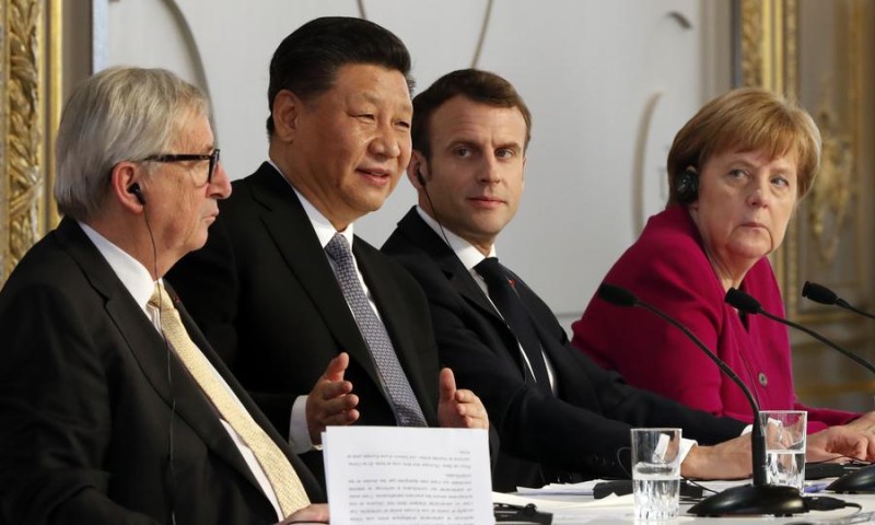 Президент Европейской комиссии Жан-Клод Юнкер (слева), президент Китая Си Цзиньпин, президент Франции Эммануэль Макрон и канцлер Германии Ангела Меркель в Елисейском дворце, Париж, 26 марта 2019 года. Фото: AFP / Тибольт Камю.