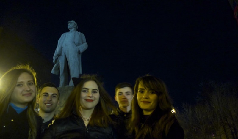 Донецкие девушки у статуи Ленина.