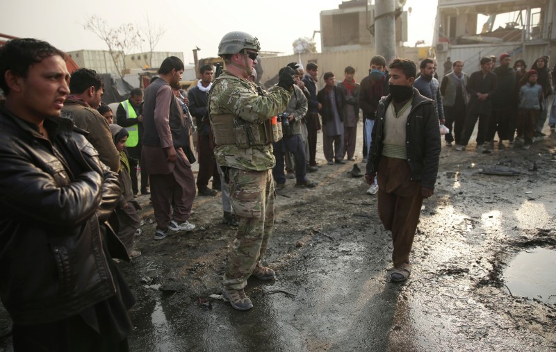 Американский солдат на месте взрыва заминированного автомобиля, Кабул, Афганистан.