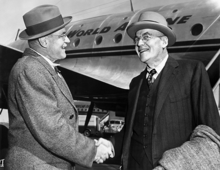 Джон Фостер Даллес (справа), эксперт по внешней политике Республиканской партии, встречает своего брата Аллана Даллеса в Нью-Йорке в октябре 1948 года