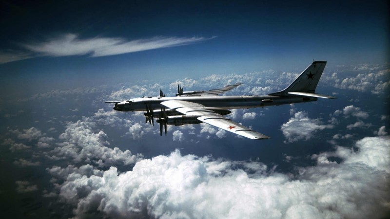 Ту-95. Первый полёт совершён в 1952 г. Да, он может нести ядерное оружие. «Фольксваген Джетта» тоже может.