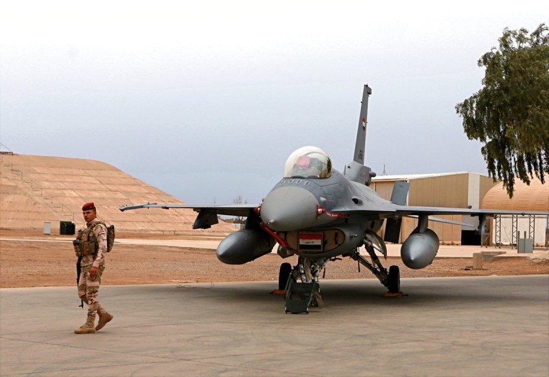Иракский солдат на страже около истребителя F-16 иракских ВВС на авиабазе Балада в 75 километрах к северу от Багдада, Ирак.