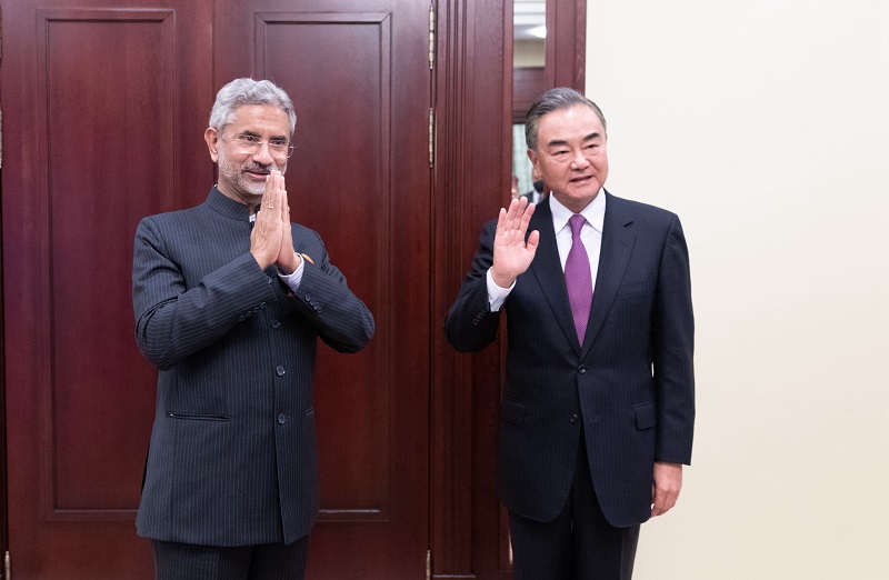 Министр иностранных дел С. Джайшанкар (слева) и член Государственного Совета КНР и министр иностранных дел Китая Ван И (справа) встретились в Москве 10 сентября 2020 г.