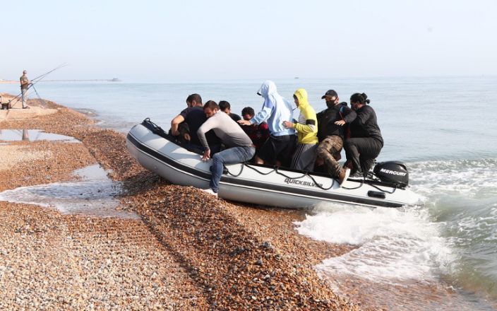 Набитая мигрантами резиновая лодка была замечена на побережье в Кенте в понедельник, 14 сентября.