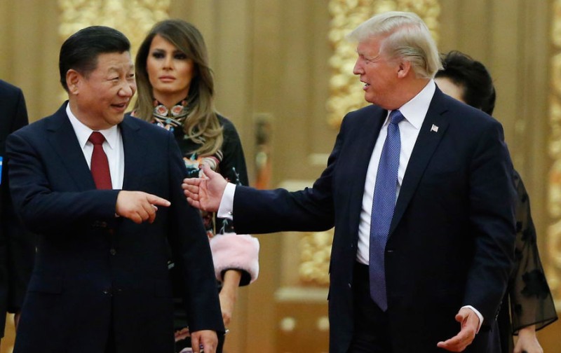 Дональд Трамп и Си Цзиньпин на торжественном ужине в Золотом зале Дома народных собраний в Пекине, Китай, 9 ноября 2017 года. (Томас Питер / AP).