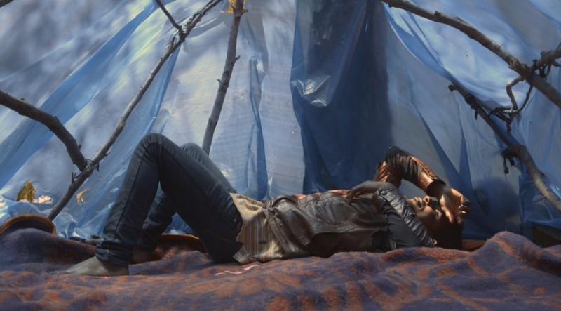  25-тилетний Дикембе лежит в своей палатке.