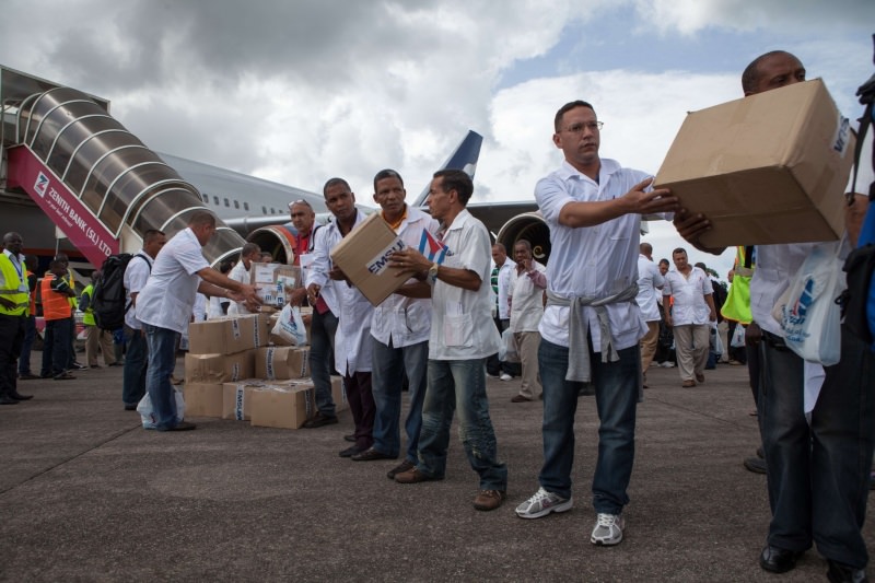 Реагируя на эпидемию Эболы, Куба поднимает груз, намного превышающий собственный вес