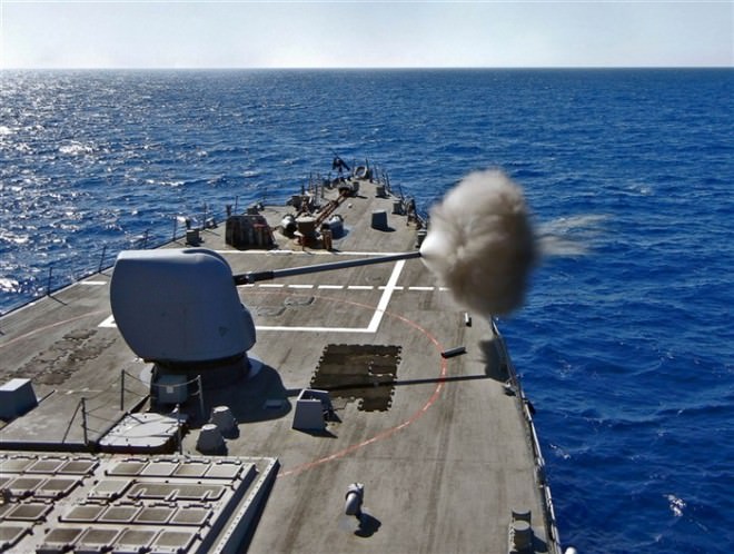 Корабль ВМФ США «Бэрри» производит выстрел